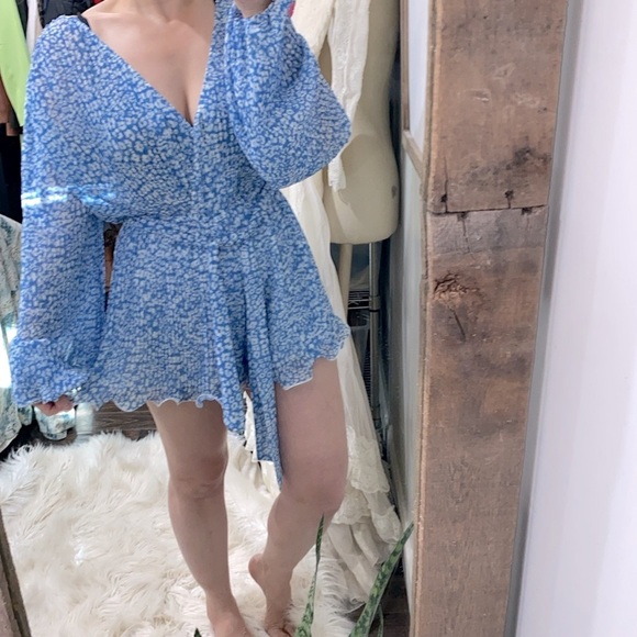 C/MEO COLLECTIVE so settled romper in blue ditsy floral size small - Picture 10 of 16